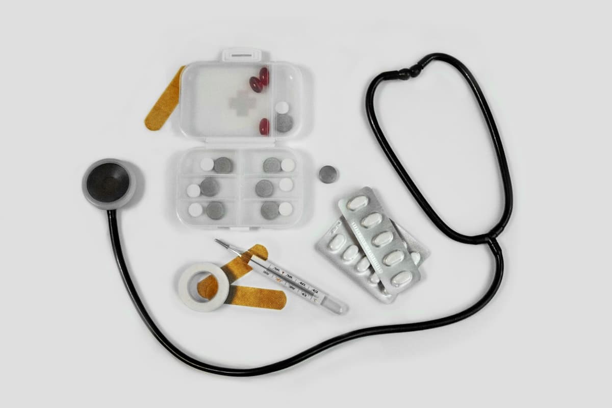 L'armadietto dei medicinali minimalista per autunno e inverno: cosa ti serve davvero?